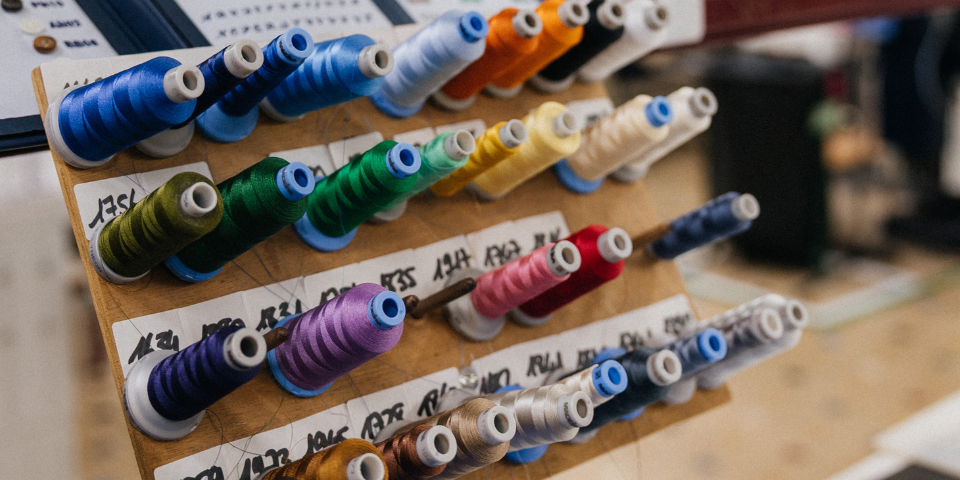 Broderie française pour chemises sur-mesure dans une confection des deux-sèvres