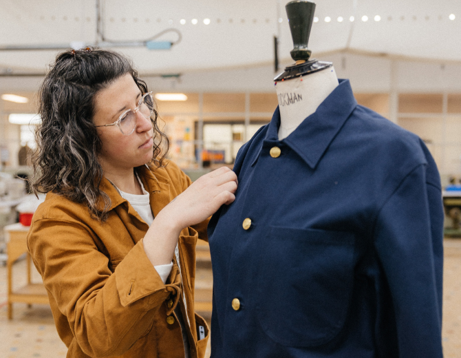 contrôle qualité dans une confection française spécialisée en chemise sur-mesure.